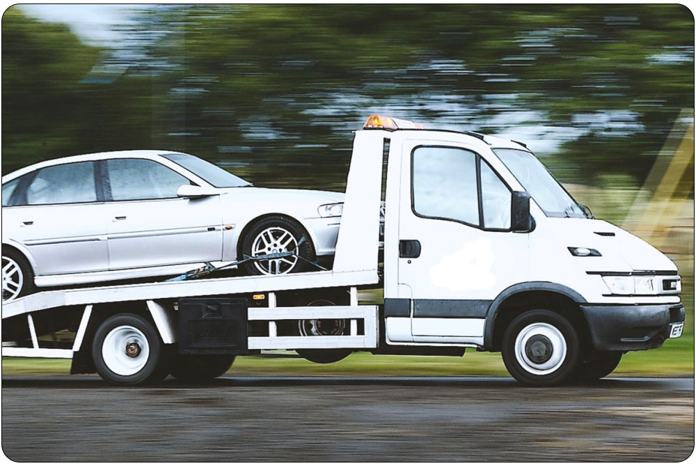 Otoyolda araç taşıyan çekici aracı