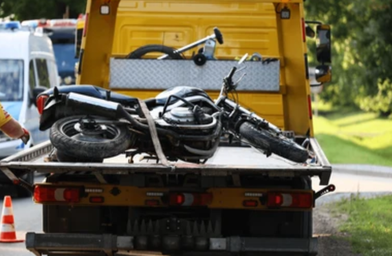 Özel ekipmanla motosiklet taşıyan çekici aracı